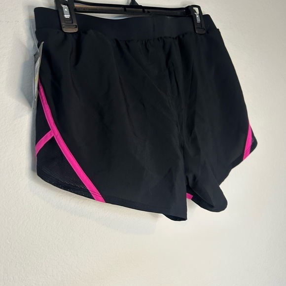 NWT ladies medium under Armour Fly By 2.0 Short pink and black - Picture 2 of 8